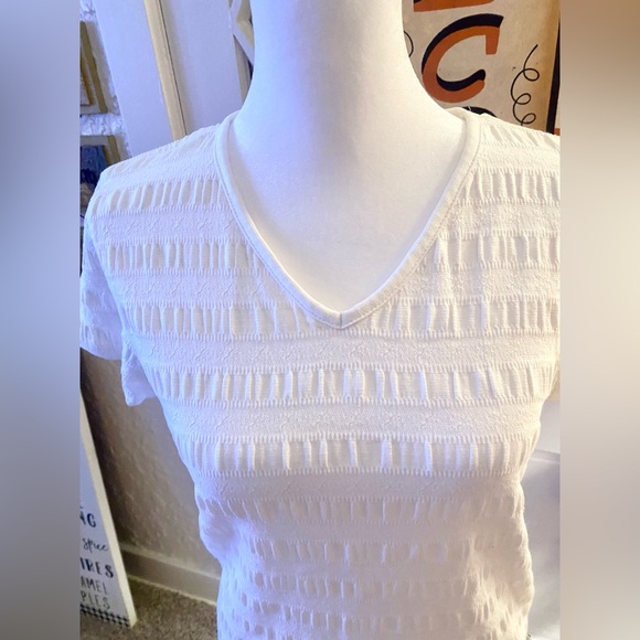 Liz Claiborne White Textured Short Sleeve V Neck Top🌼 - Picture 2 of 9
